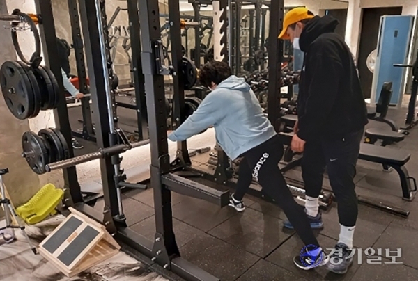 일부 방역조치가 완화된 18일 수원시 영통구 사운드짐 아주대점이 6주 만에 영업을 재개했다. 장희준기자