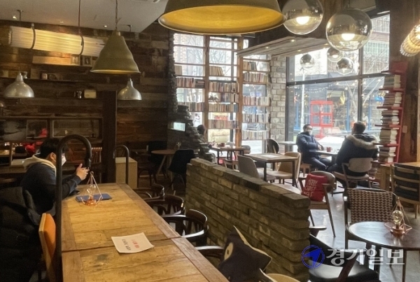 18일 일부 방역수칙이 완화되면서 두 달 만에 매장 손님을 받기 시작한 용인시 기흥구 보정동의 한 카페. 장희준기자