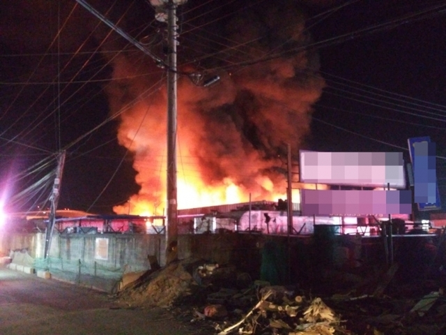19일 오전 2시22분께 인천 연수구 옥련동 중고차수출단지서 불이났다. 인천소방본부 제공