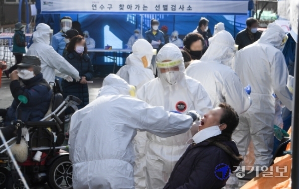 코로나19 확진자 8명이 잇따라 나온 인천 연수구의 한 아파트에서 지난 14일 오후 주민들이 검체검사를 받고 있다. 장용준기자