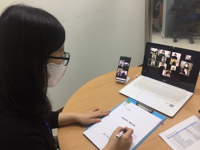 ▲ 지난 18일 용인시 기흥구 관계자가 어린이집 보육교직원을 대상으로 비대면 아동학대 예방교육을 진행하고 있다. 용인시 제공