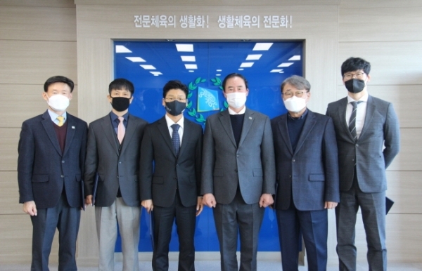 이원성(오른쪽 세 번째) 경기도체육회장과 법인설립 준비위원회 위원들.경기도체육회 제공