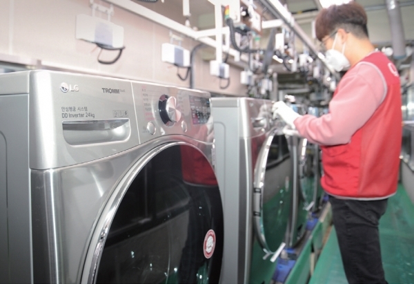LG전자 직원들이 경남 창원사업장에서 ‘LG 트롬 세탁기 씽큐’를 생산하고 있다.  LG전자 제공