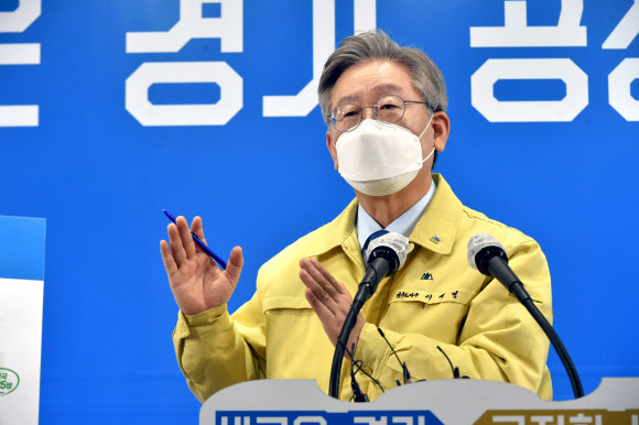 ▲ 이재명 경기도지사가 20일 오전 경기도청 브리핑룸에서 제2차 경기도 재난기본소득 지급에 대한 기자회견을 하고 있다. 경기사진공동취재단
