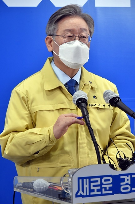 이재명 경기도지사가 20일 오전 경기도청 브리핑룸에서 제2차 경기도 재난기본소득 지급에 대한 기자회견을 하고 있다. 경기사진공동취재단