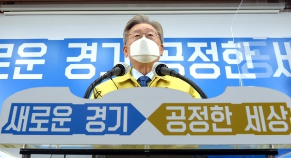 이재명 경기도지사가 20일 오전 경기도청 브리핑룸에서 제2차 경기도 재난기본소득 지급에 대한 기자회견을 하고 있다. 경기사진공동취재단