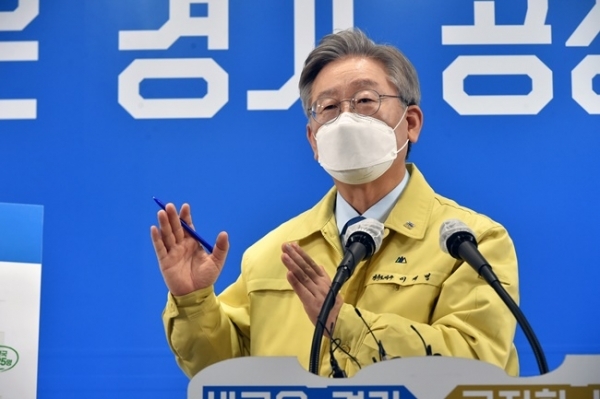 이재명 경기도지사가 20일 오전 경기도청 브리핑룸에서 제2차 경기도 재난기본소득 지급에 대한 기자회견을 하고 있다. 경기사진공동취재단