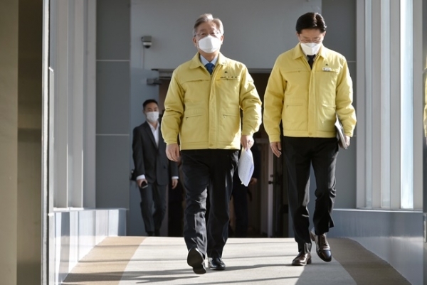 이재명 경기도지사가 20일 오전 경기도청 브리핑룸에서 제2차 경기도 재난기본소득 지급에 대한 기자회견을 위해 입장하고 있다. 경기사진공동취재단