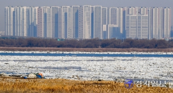 절기상 대한인(大寒) 20일 김포시 한강하구 일대에 상류에서 녹은 유빙들이 떠내려 가고 있다.  '소한(小寒)의 얼음 대한에 녹는다.’라는 속담처럼 포근한 날씨속에 기상청은 당분간 포근한 날씨가 이어지며 잦은 겨울비를 예고 했다. 장용준기자