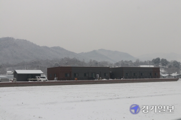 양평군 용문면 금곡리 입구 농지에 건립 중인 개ㆍ고양이 사육장. 주민들은 처음에 창고건물로 알고 있다 뒤늦게 개ㆍ고양이 사육장인 사실을 알고 반발하고 있다. 장세원기자