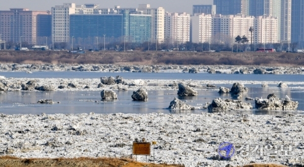 절기상 대한인(大寒) 지난 20일 김포시 한강하구 일대에 상류에서 녹은 유빙들이 떠내려 가고 있다.  '소한(小寒)의 얼음 대한에 녹는다.’라는 속담처럼 포근한 날씨속에 기상청은 당분간 포근한 날씨가 이어지며 잦은 겨울비를 예고 했다. 장용준기자