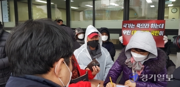 인천시청 앞에서 탄원서를 작성하는 유흥업주들.강우진기자