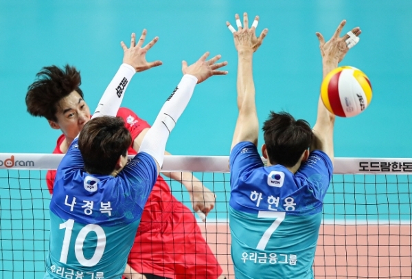 24일 서울 장충체육관에서 열린 프로배구 도드람 2020-2021 V리그 서울 우리카드와 수원 한국전력의 경기서 한국전력 박철우의 스파이크가 상대 블로킹 벽을 뚫고 있다.연합뉴스