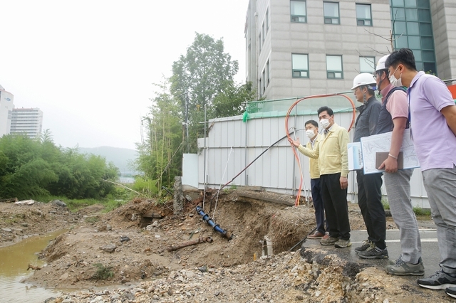 ▲ 김상돈 의왕시장이 지역 내 하천시설물을 점검하고 있다. 의왕시가 앞으로 10년 동안 1천159억원을 들여 자연재해저감 종합계획을 수립, 추진한다. 의왕시 제공