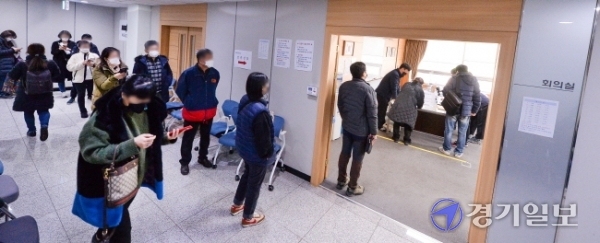 25일 오전 인천신용보증재단 남동지점 복도에서 '코로나19 소상공인 특례보증' 지원을 신청하려는 소상공인들이 장사진을 이루고 있다. 이날 인천신보의 6개 지점으로 모인 특례보증 지원 신청(예약 포함)만 3천건에 이른다. 장용준기자