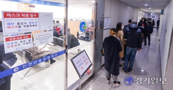 25일 오전 인천신용보증재단 남동지점 복도에서 '코로나19 소상공인 특례보증' 지원을 신청하려는 소상공인들이 장사진을 이루고 있다. 이날 인천신보의 6개 지점으로 모인 특례보증 지원 신청(예약 포함)만 3천건에 이른다. 장용준기자
