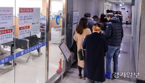25일 오전 인천신용보증재단 남동지점 복도에서 '코로나19 소상공인 특례보증' 지원을 신청하려는 소상공인들이 장사진을 이루고 있다. 이날 인천신보의 6개 지점으로 모인 특례보증 지원 신청(예약 포함)만 3천건에 이른다. 장용준기자
