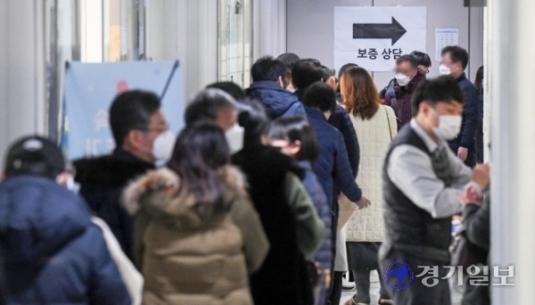 25일 오전 인천신용보증재단 남동지점 복도에서 '코로나19 소상공인 특례보증' 지원을 신청하려는 소상공인들이 장사진을 이루고 있다. 이날 인천신보의 6개 지점으로 모인 특례보증 지원 신청(예약 포함)만 3천건에 이른다. 장용준기자
