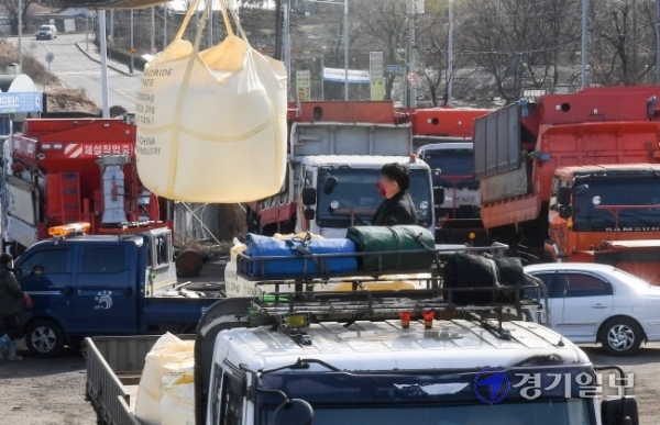 27일 오후 인천 남동구 도림동 남동구청 제설창고에서 관계자들이 폭설예보에  대비한  285t의 염화캄슘을 운반차량에서 내리고 있다.  기상청은 오는 28일~29일까지 강풍을 동반한 한파·대설특보 발효를 예고했다. 장용준기자