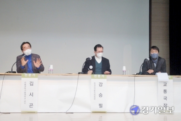 27일 남양주 화도수동행정복지센터에서 남양주 지하철 6호선 연장안에 대한 토론회가 열린 가운데 참가 전문가들이 질의 응답에 나서고 있다. 하지은기자