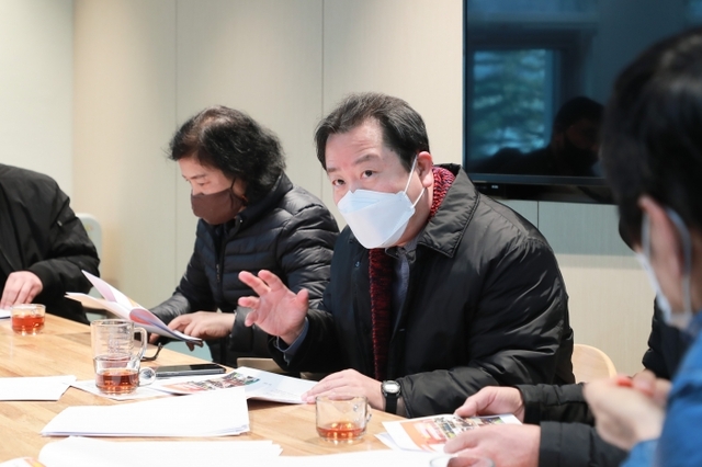 ▲ (사진3)퇴계원읍 종합행정타운에서 회의 중인 조광한 남양주시장