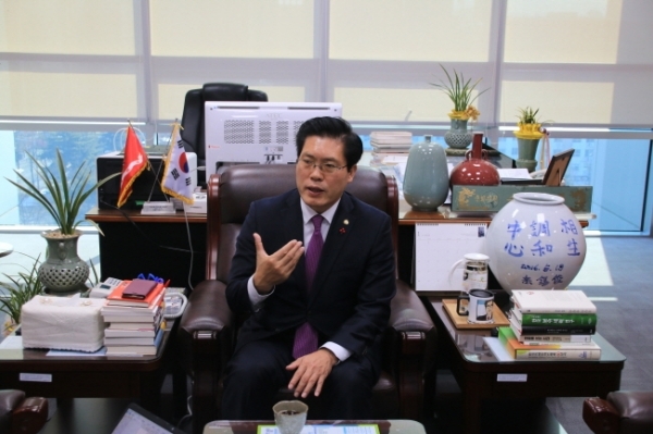 국민의힘 송석준 의원이 28일 본보와의 인터뷰에서 부동산시장 정상화 방안과 지역 현안 등에 대해 밝히고 있다. 송석준 의원 제공