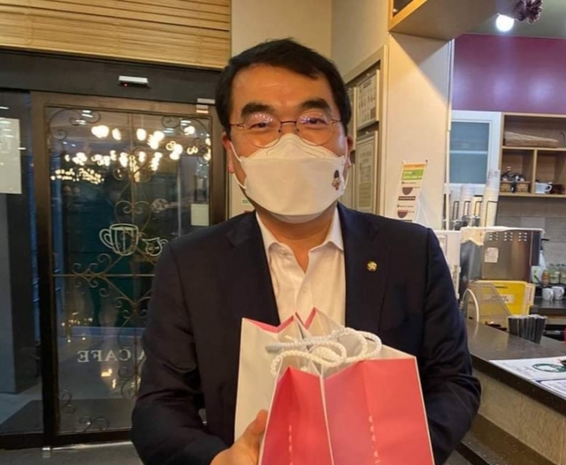 ▲ 한 끼 포장 캠페인에 동참한 민주당 양기대 의원(사진=양기대 의원 페이스북)