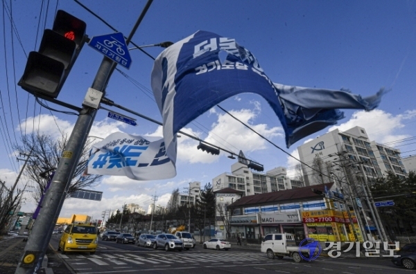 경기지역에 강풍특보가 발효된 28일 오후 용인시 한 도로변에서 찢어진 현수막이 운행차량들의 안전을 위협하고 있다. 조주현기자