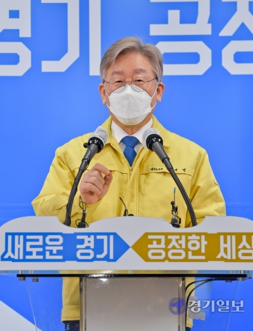 이재명 경기도지사가 28일 오전 경기도청에서 제2차 경기도 재난기본소득 지급 시기에 대한 기자회견을 하고 있다. 이 지사는 