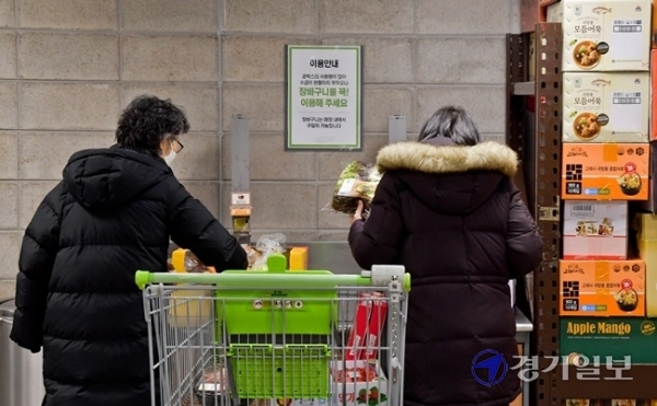 골판지의 원자재 부족으로 박스생산이 줄어 코로나19상황 속 배달 박스 수요 증가와 설명절을 앞두고 박스 대란의 현실화가 우려되고 있다. 30일 오전 군포시의 한 마트에 박스부족으로 장바구니 사용을 당부하는 안내문이 붙어있다. 윤원규기자