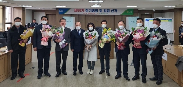 ▲ 오산농협 비상임이사 당선자들이 이기택 조합장(좌측 4번째)과 기념촬영을 하고 있다.