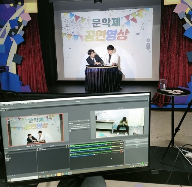 ▲ 미리내마술극단이 학생들에게 공연 영상을 받아 학교 축제 영상을 촬영하고 있다