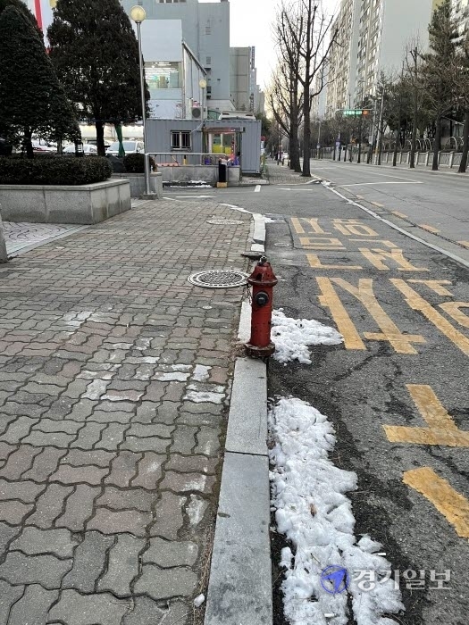 부천시 중동 위브더스테이트 앞 인도에 설치된 옥외소화전. 주변에 보호틀이 없어 안전사고가 우려된다. 오세광기자