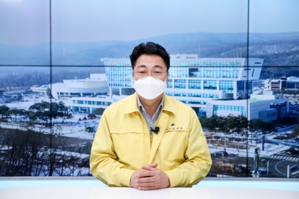 엄태준 이천시장이 이천시 코로나 19 민생안정 추가대책을 발표하고 있다