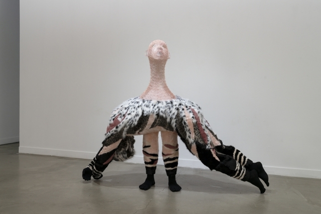 ▲ 강건_새인간 140×46×177cm, 폴리우레탄, 레진, 바늘, 실, 합성모피, 2020
