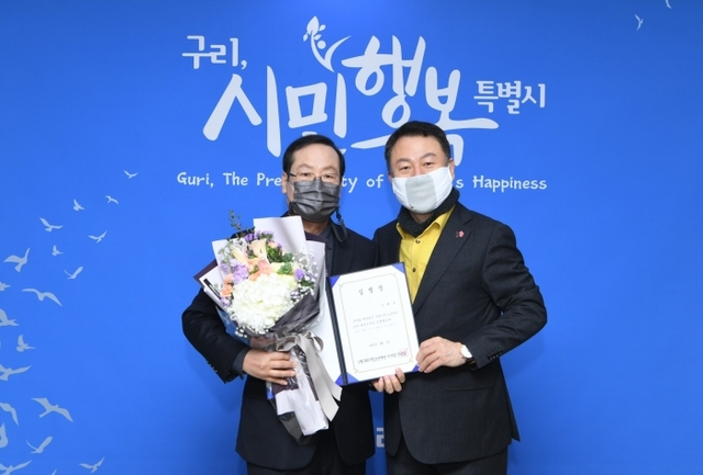 구리시 청소년재단 신재옥(사진 왼쪽) 초대 대표이사 취임식.