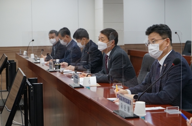 서명철 건보 인천경기지역본부장(오른쪽에서 두번째)가 신년 기자간담회에서 공공의료 확충의 필요성을 강조하고 있다. 건보 인천경기지역본부
