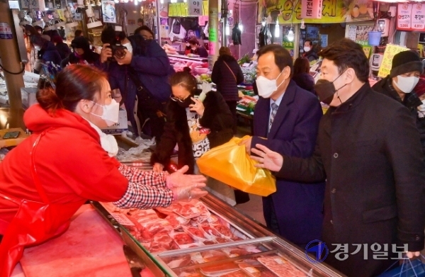 경기도의회 장현국 의장과 김봉균ㆍ황수영 의원이 2일 수원시 팔달구 못골시장을 방문해 코로나19로 어려움을 겪고 있는 상인들로부터 애로사항 청취 및 물건 구입을 하고 있다. 윤원규기자