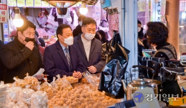 경기도의회 장현국 의장과 김봉균ㆍ황수영 의원이 2일 수원시 팔달구 못골시장을 방문해 코로나19로 어려움을 겪고 있는 상인들로부터 애로사항 청취 및 물건 구입을 하고 있다. 윤원규기자