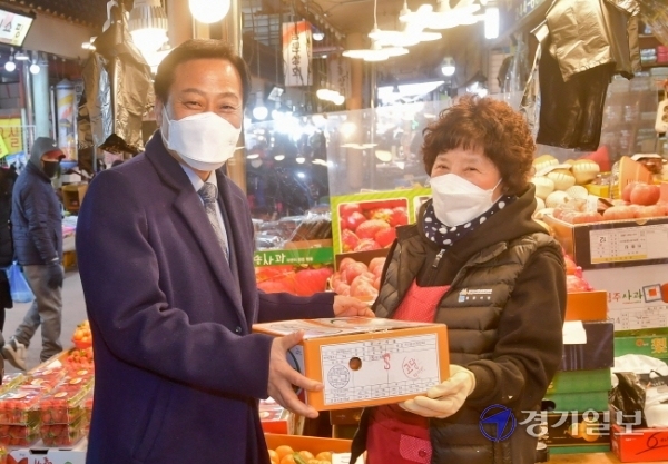 경기도의회 장현국 의장과 김봉균ㆍ황수영 의원이 2일 수원시 팔달구 못골시장을 방문해 코로나19로 어려움을 겪고 있는 상인들로부터 애로사항 청취 및 물건 구입을 하고 있다. 윤원규기자