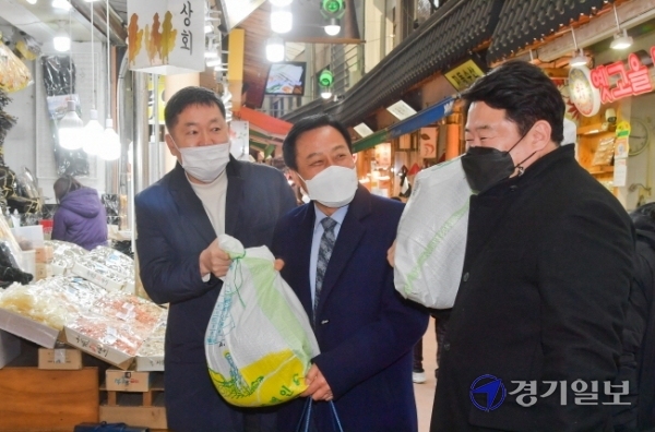 경기도의회 장현국 의장과 김봉균ㆍ황수영 의원이 2일 수원시 팔달구 못골시장을 방문해 코로나19로 어려움을 겪고 있는 상인들로부터 애로사항 청취 및 물건 구입을 하고 있다. 윤원규기자