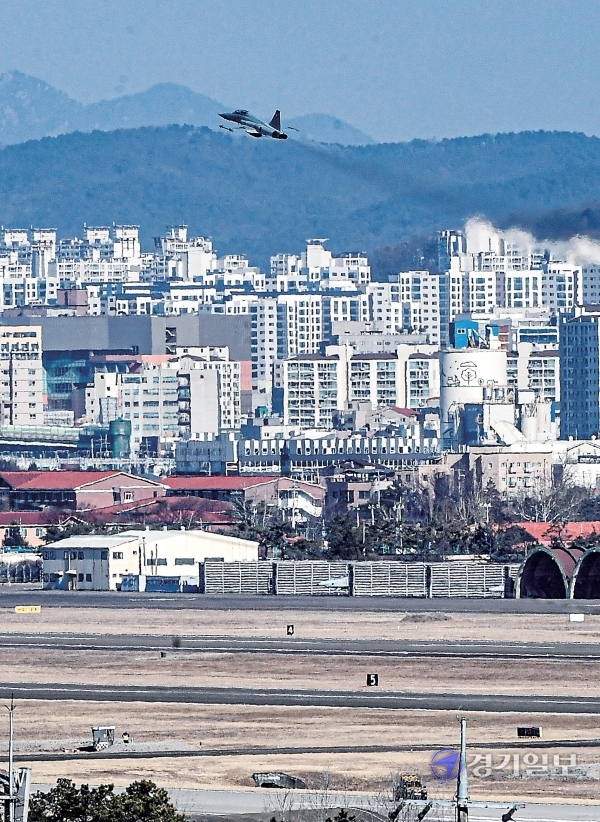 국방부가 지난해 11월 국방TV를 통해 ‘수원 군 공항 이전사업’을 국책사업이라며 추진 의지를 밝힌 사실이 2일 확인됐다. 사진은 이날 전투기가 이륙하고 있는 수원공군비행장 모습.  조주현기자