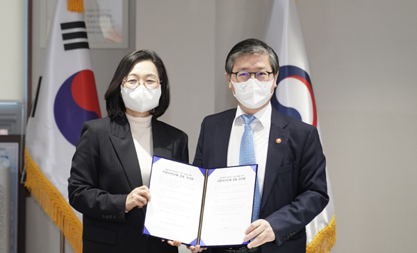 은수미 성남시장이 변창흠 국토교통부 장관에 트램도입 촉구 공동건의문을 전달했다.