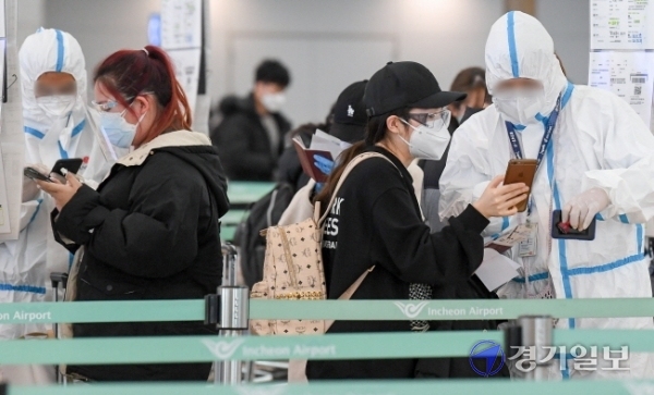 영국발 신종 코로나19 변이 바이러스의 국내유입이 확인 되면서 방역당국은 긴장의 끈을 놓지 않고 있다. 장용준기자