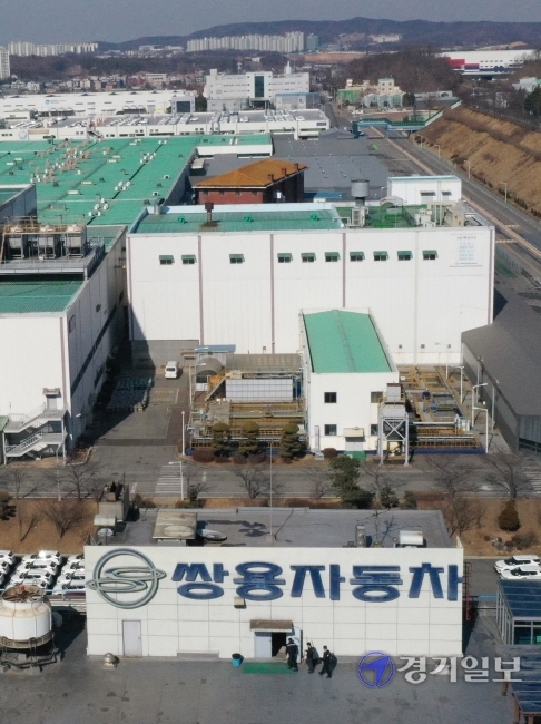 일부 협력업체의 부품 납품 중단으로 3일 공장 가동이 중단된 평택시 쌍용자동차가 한산한 모습을 보이고 있다. 이날 쌍용자동차 협력사 비상대책위원회는 정부의 실효성 있는 지원을 촉구하는 호소문을 발표했다.   조주현기자