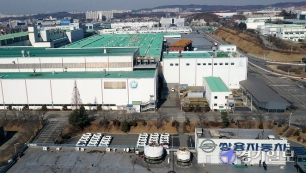 일부 협력업체의 부품 납품 중단으로 3일 공장 가동이 중단된 평택시 쌍용자동차가 한산한 모습을 보이고 있다. 이날 쌍용자동차 협력사 비상대책위원회는 정부의 실효성 있는 지원을 촉구하는 호소문을 발표했다.   조주현기자
