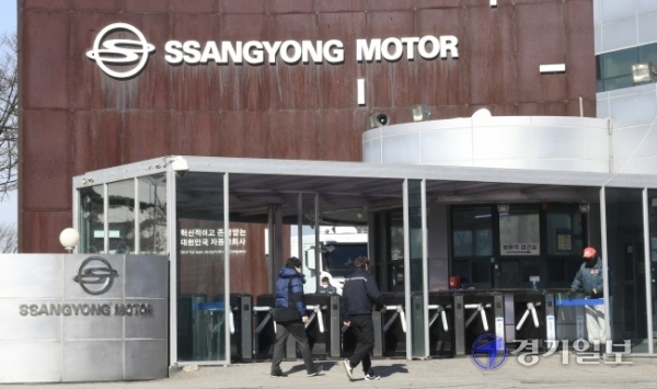 일부 협력업체의 부품 납품 중단으로 3일 공장 가동이 중단된 평택시 쌍용자동차가 한산한 모습을 보이고 있다. 이날 쌍용자동차 협력사 비상대책위원회는 정부의 실효성 있는 지원을 촉구하는 호소문을 발표했다.   조주현기자