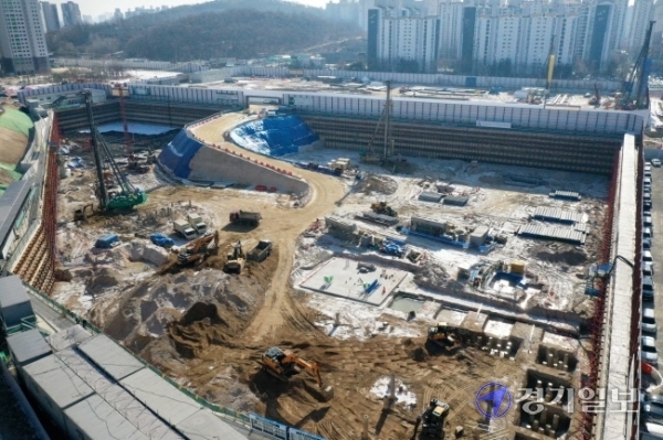 주변 소상공인들의 반대로 공사가 미뤄지고 있던 ‘스타필드 수원’이 착공에 들어간 것으로 확인됐다. 3일 오전 스타필드 수원 건립 예정 부지에서 건설장비들이 작업을 하고 있다. 윤원규기자