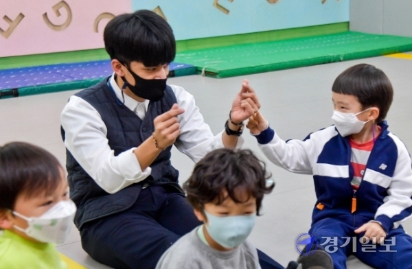 2일 오후 안양YMCA에서 서현식 시민사업부 팀장이 아이들과 체육활동을 하고 있다. 스리랑카 다문화 가정출신의 서씨는 아이들에게 '까만콩'이란 별명으로 불리며 사랑을 받고 있다. 윤원규기자