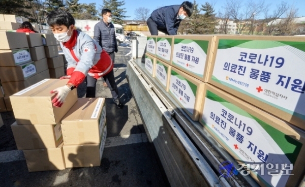 4일 오전 인천시 연수구 대한적십자사 인천지사 광장에서 직원들이 코로나19 의료진에게 전달할 방한용품들을 이송차량에 싣고 있다. 이날 NH농협은행 인천영업본부는 경량패딩과 핫팩등 1억원 상당의 방한용품 1천133세트와 의료용품을 기증했다. 장용준기자